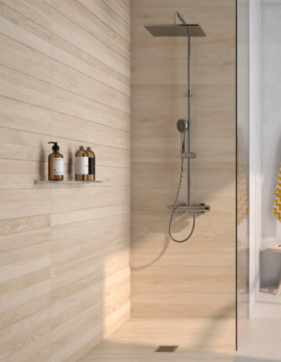 Puujäljitelmälaatoin laatoitettu kylpyhuone.