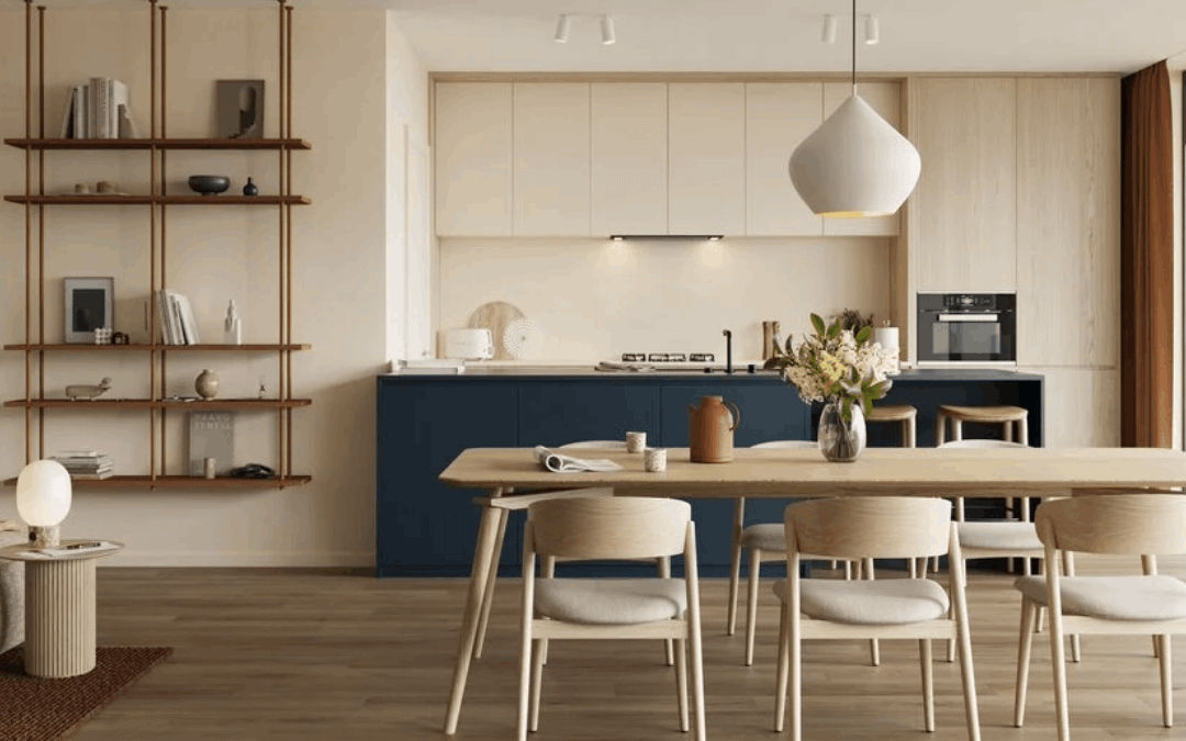 Harmonisesti luonnollisin sävyin sisustettu keittiö.