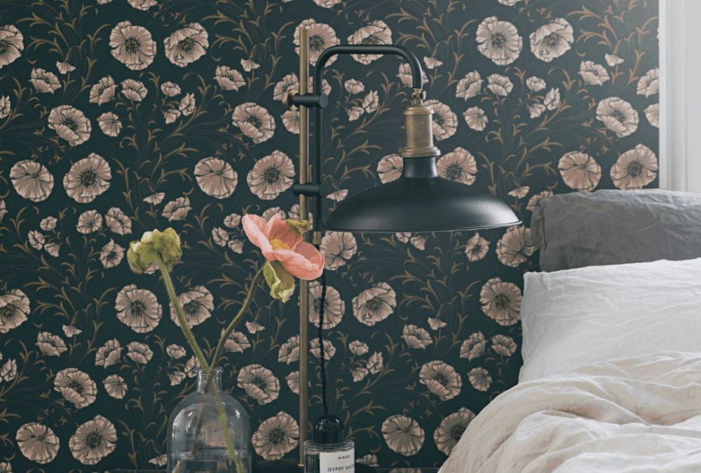Makuuhuone, jossa vihreä kukallinen tapetti.